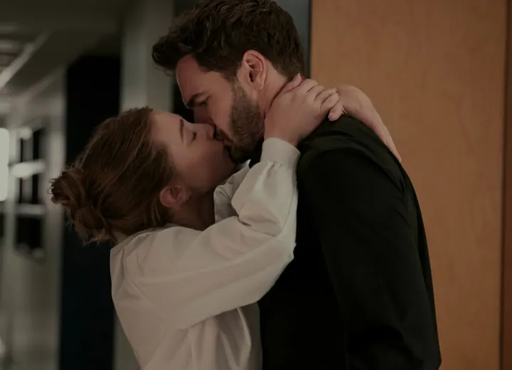 Lili Reinhart and Tom Bateman in 'The Love Hypothesis'